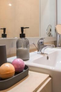 een badkamer met een wastafel en een zeepdispenser bij Apartamento Mira Foz in Matosinhos +29 foto's