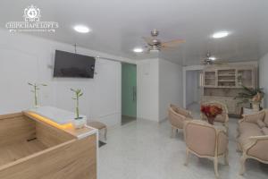 カリにあるChipichapes Lofts 43のリビングルーム(テレビ、テーブル、椅子付)