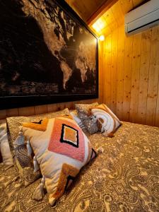 a bedroom with a bed with a map on the wall at The Green Wagon Costa Brava, Piscina Privada, AC, WIFI, Parking, Terraza in Tordera