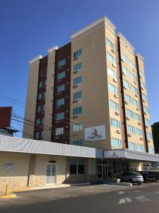 un gran edificio de apartamentos con un cartel en Hotel Gran Vía Panama, en David