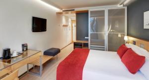 Postel nebo postele na pokoji v ubytování Sercotel Caspe + 37 fotografií