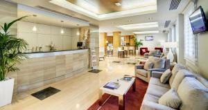 una sala de estar con un sofá y una mesa en Sercotel Alcalá 611, en Madrid