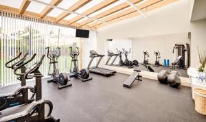 un gimnasio con un montón de bicicletas estáticas y pesas en Sercotel Alcalá 611, en Madrid