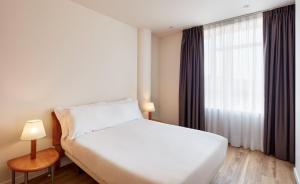 Posteľ alebo postele v izbe v ubytovaní Sercotel Arrahona Sabadell