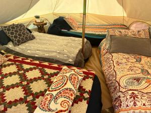 a group of blankets and pillows in a tent at Lago Amor de Valle Glamping in Villa de Juárez