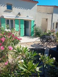 dom z zielonymi drzwiami i roślinami w obiekcie Maison coquette en Camargue w mieście Gallargues-Le-Montueux +8 zdjęć