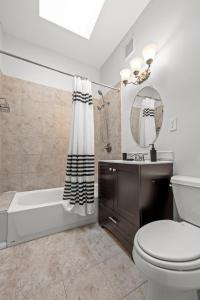 un bagno con vasca, WC e lavandino di Spacious 3-Bedroom Apartment near NYC - 15min to Times Square, Empire State Building, Central Park, Statue of Liberty a Jersey City