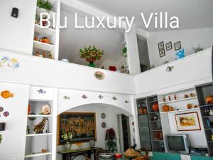 ブルコリにあるBlu Luxury Villaの白い棚が詰まった部屋