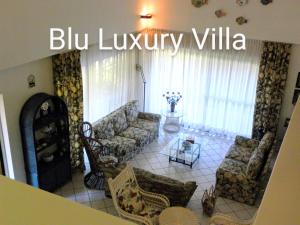 ブルコリにあるBlu Luxury Villaのソファと椅子のあるリビングルーム +55枚の写真