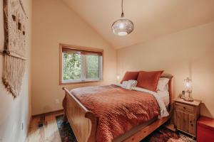 a bedroom with a bed and a window at Mt Baker Lodging Cabin 40GS is a Classic NW cabin in Deming +19 photos