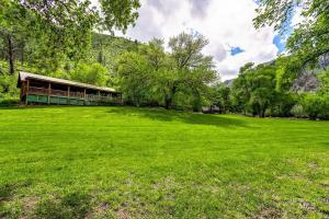 un gran campo verde con un edificio en el fondo en The Community at Riggins Hot Springs, en Riggins