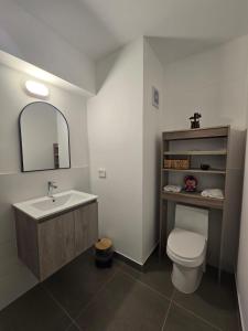 a bathroom with a toilet and a sink and a mirror at Acogedor Departamento en Cusco, Ideal para Familias y Amigos, Equipado y Céntrico in Cusco