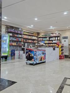Supermarket nebo jiné obchody v  hotelu nebo okolí