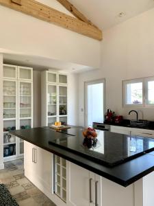 Nhà bếp/bếp nhỏ tại Agréable maison avec vue sur les barthes