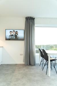 TV a/nebo společenská místnost v ubytování Coastal Escape