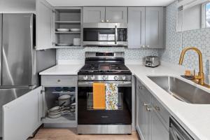 eine Küche mit Herd und Spüle in der Unterkunft Urban Hideaway - Charming 2 Bedroom Apartment Close to Denver's Best Attractions in Denver + 18 Fotos