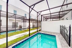 Luxury 4 BR Den w Private Pool close to Disney Golf Clubs Pet Friendly内部或周边的泳池