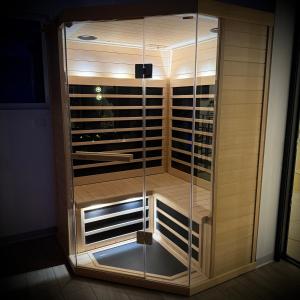 una vetrinetta con bottiglie di vino di Maison privative avec piscine intérieure, spa, sauna, cinéma et billard a Échenoz-la-Méline