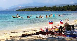 un gruppo di persone in acqua su una spiaggia di House Colonial Style a La Hatte Altre 4 foto