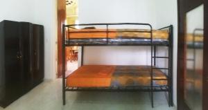 un paio di letti a castello in una stanza di House Colonial Style a La Hatte