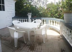 un tavolo bianco e sedie su un patio di House Colonial Style a La Hatte