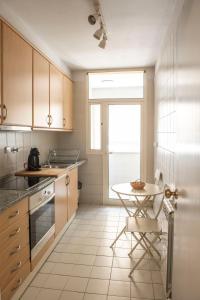 een keuken met een kleine tafel en een raam bij Apartamento Mira Foz in Matosinhos