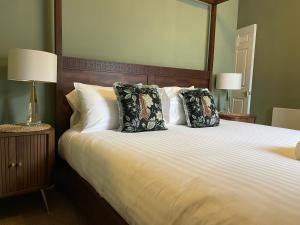 ein Schlafzimmer mit einem großen Bett mit zwei Kissen in der Unterkunft Sailors Rest in Dartmouth