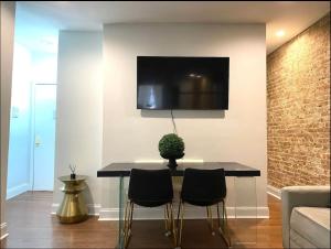 Televiisor ja/või meelelahutuskeskus majutusasutuses NYC XL 4 bed brownstone Gem