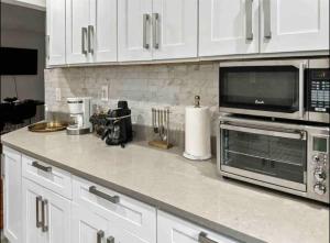 Köök või kööginurk majutusasutuses NYC XL 4 bed brownstone Gem +10 fotot