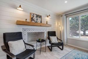 Una sala de estar con dos sillas y una chimenea. en Parkside Haven Hot Tub Foosball & Family Fun, en Monument