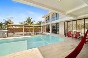 Bazén v ubytování BEACHFRONT COCO Modern Designer House by PENINSULA STAYS nebo v jeho okolí