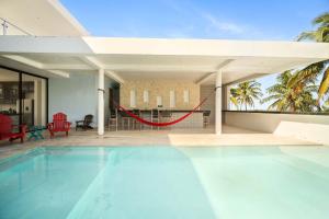 Bazén v ubytování BEACHFRONT COCO Modern Designer House by PENINSULA STAYS nebo v jeho okolí