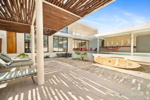 Bazén v ubytování BEACHFRONT COCO Modern Designer House by PENINSULA STAYS nebo v jeho okolí
