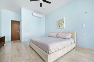 Postel nebo postele na pokoji v ubytování BEACHFRONT COCO Modern Designer House by PENINSULA STAYS