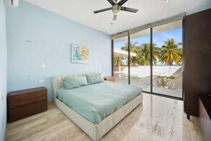Posezení v ubytování BEACHFRONT COCO Modern Designer House by PENINSULA STAYS