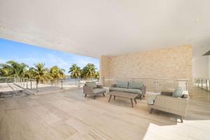 Posezení v ubytování BEACHFRONT COCO Modern Designer House by PENINSULA STAYS