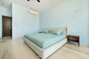 Postel nebo postele na pokoji v ubytování BEACHFRONT COCO Modern Designer House by PENINSULA STAYS