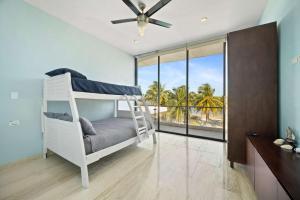 Postel nebo postele na pokoji v ubytování BEACHFRONT COCO Modern Designer House by PENINSULA STAYS