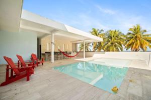 Bazén v ubytování BEACHFRONT COCO Modern Designer House by PENINSULA STAYS nebo v jeho okolí