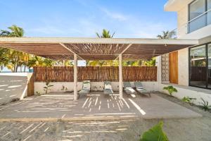 Balkón nebo terasa v ubytování BEACHFRONT COCO Modern Designer House by PENINSULA STAYS