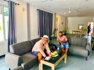 アッドゥ環礁にあるClove Beachのリビングルームのソファに座る二人 +7枚の写真