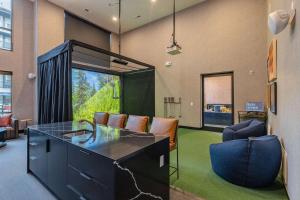 Φωτογραφία από το άλμπουμ του Near Shops Restaurants & Grandview Med Ctr σε Homewood