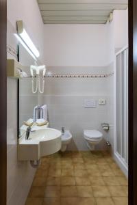 Koupelna v ubytování Hotel Italie et Suisse + 37 fotografií