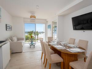 Posezení v ubytování Surfside Playa Caracol Apartment with Hotel Amenities