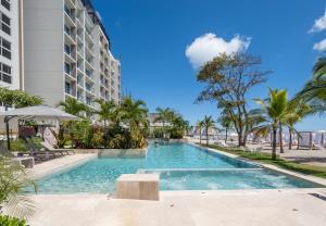 Bazén v ubytování Surfside Playa Caracol Apartment with Hotel Amenities nebo v jeho okolí