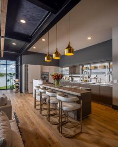Dapur atau dapur kecil di NEW! 151 Luxury House on Lake Oconee