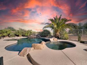 MaricopaにあるCline Maricopaの曇天の庭のスイミングプール