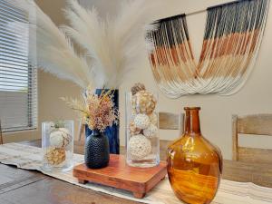 MaricopaにあるCline Maricopaの花瓶が数本並ぶテーブル