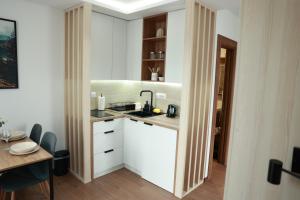 Кухня або міні-кухня у Apartman Borovi 11 Divčibare