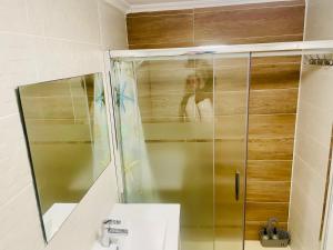ein Badezimmer mit Dusche und Waschbecken in der Unterkunft Apartamento Santa Pola"The Guitar" 300 m de la playa in Santa Pola + 28 Fotos